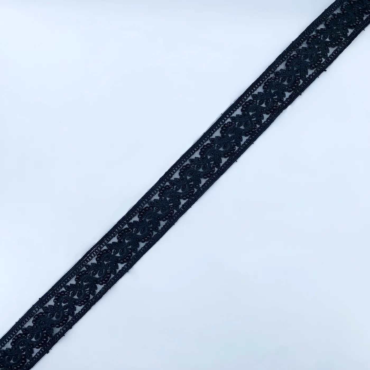 Ukingo mweusi wa lace wenye mapambo · 34