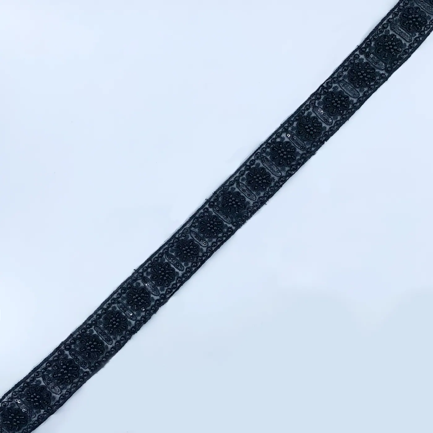 Ukingo mweusi wa lace wenye mapambo · 36