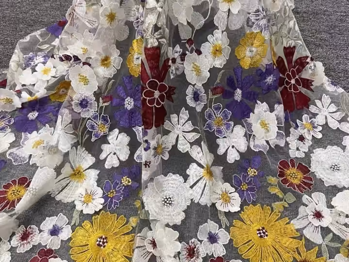 Fleurs des prés en drapé · tissu brodé — H067 — Blanc, jaune, violet et bordeaux
