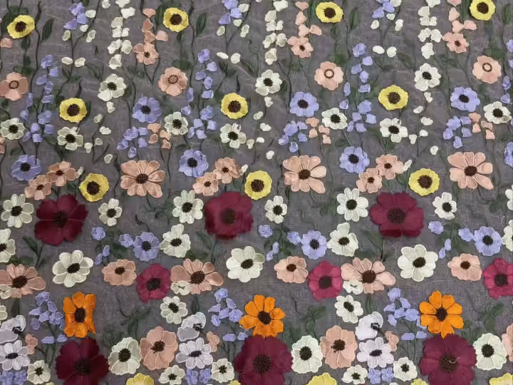 Gerbes verticales de marguerites · tissu brodé — H081 — Violet, blanc, jaune et orange
