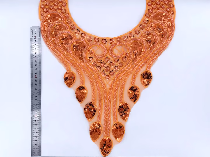 Applique d’encolure à pampilles — Orange et violet