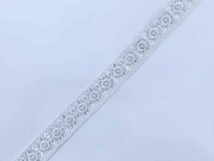 Galon de dentelle pétales blancs — Blanc et argenté