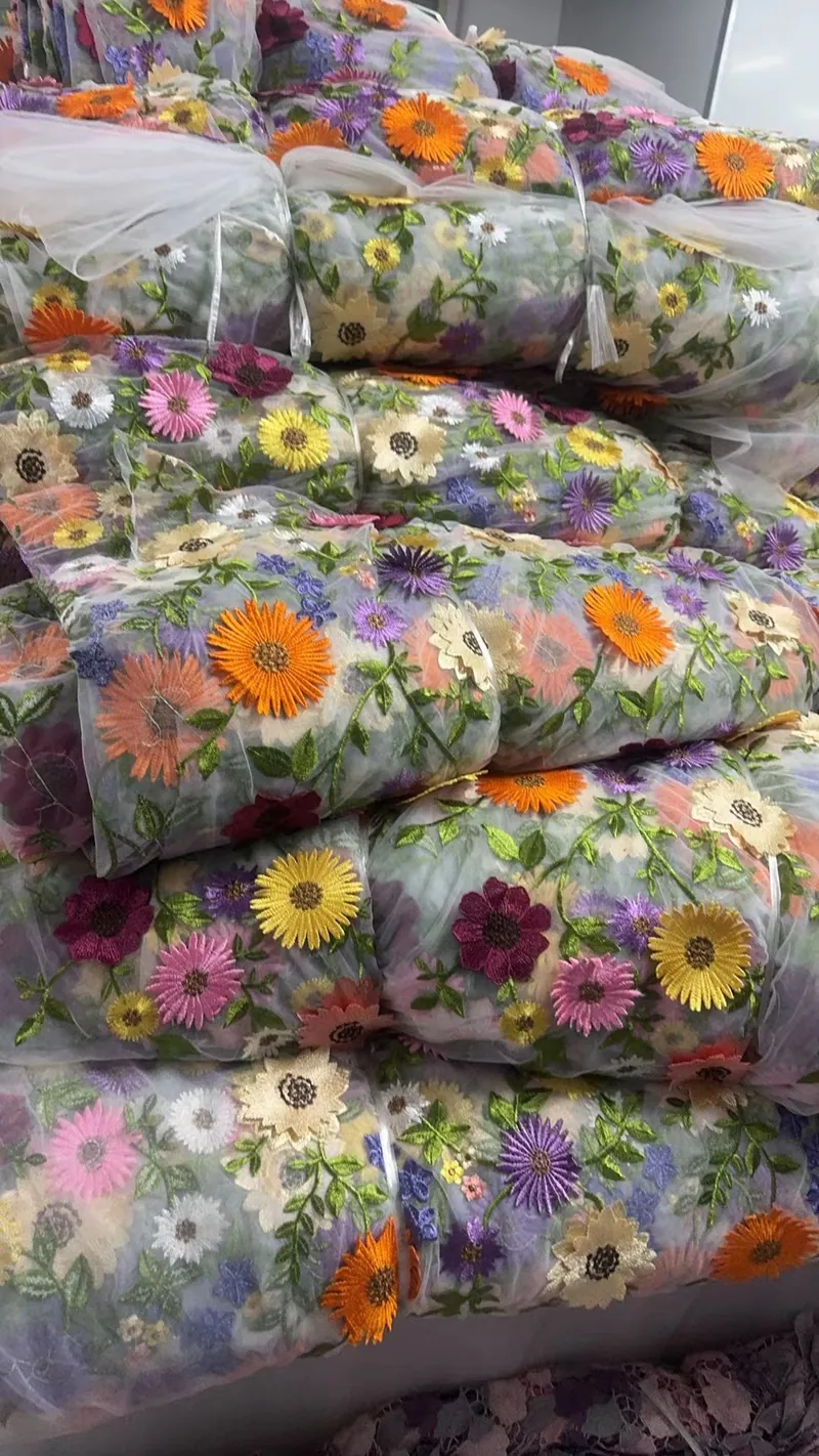 Rolos de tecidos bordados no armazém — 33