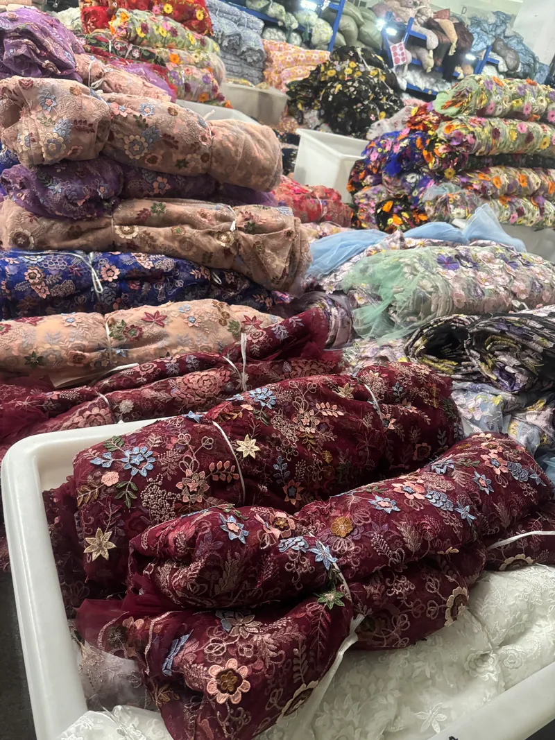 Rolos de tecidos bordados no armazém — 27