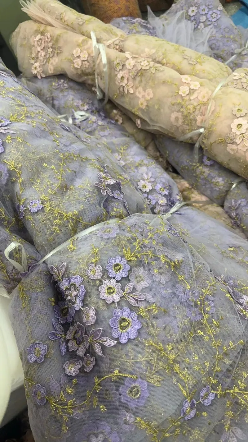 Rolos de tecidos bordados no armazém — 40