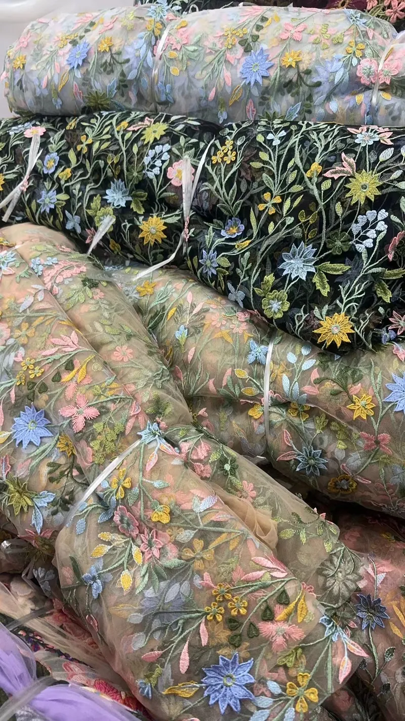 Rolos de tecidos bordados no armazém — 37