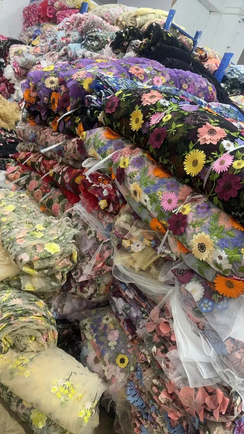 Rolos de tecidos bordados no armazém — 44