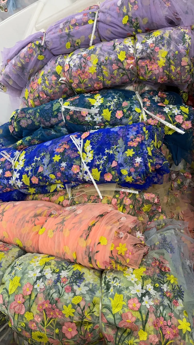 Rolos de tecidos bordados no armazém — 10