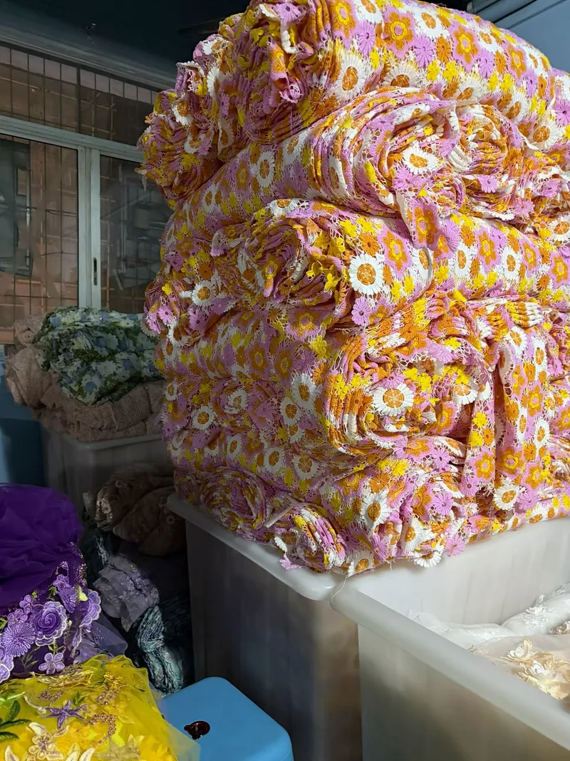 Rolos de tecidos bordados no armazém — 7