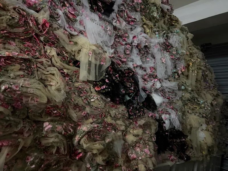 Rolos de tecidos bordados no armazém — 5