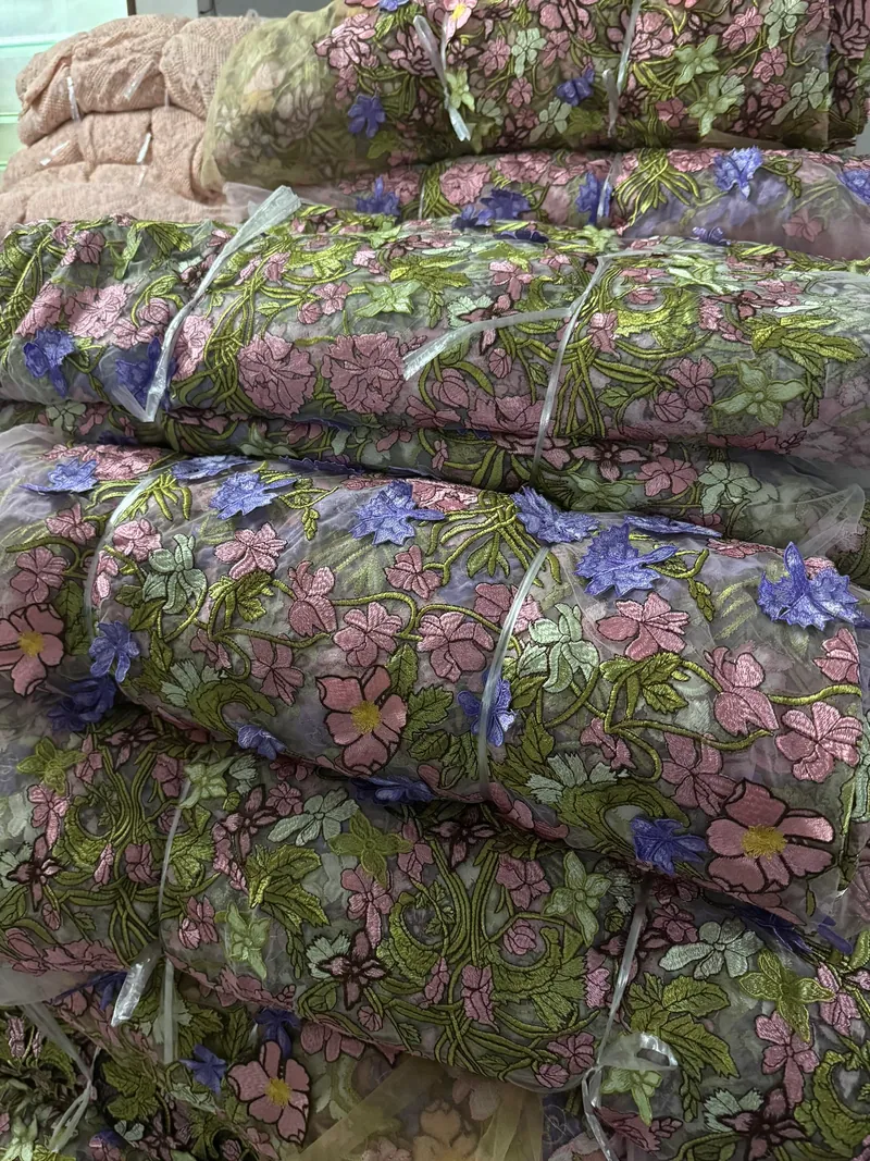 Rolos de tecidos bordados no armazém — 4