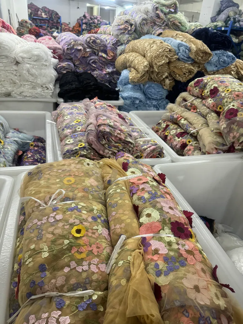 Rolos de tecidos bordados no armazém — 32