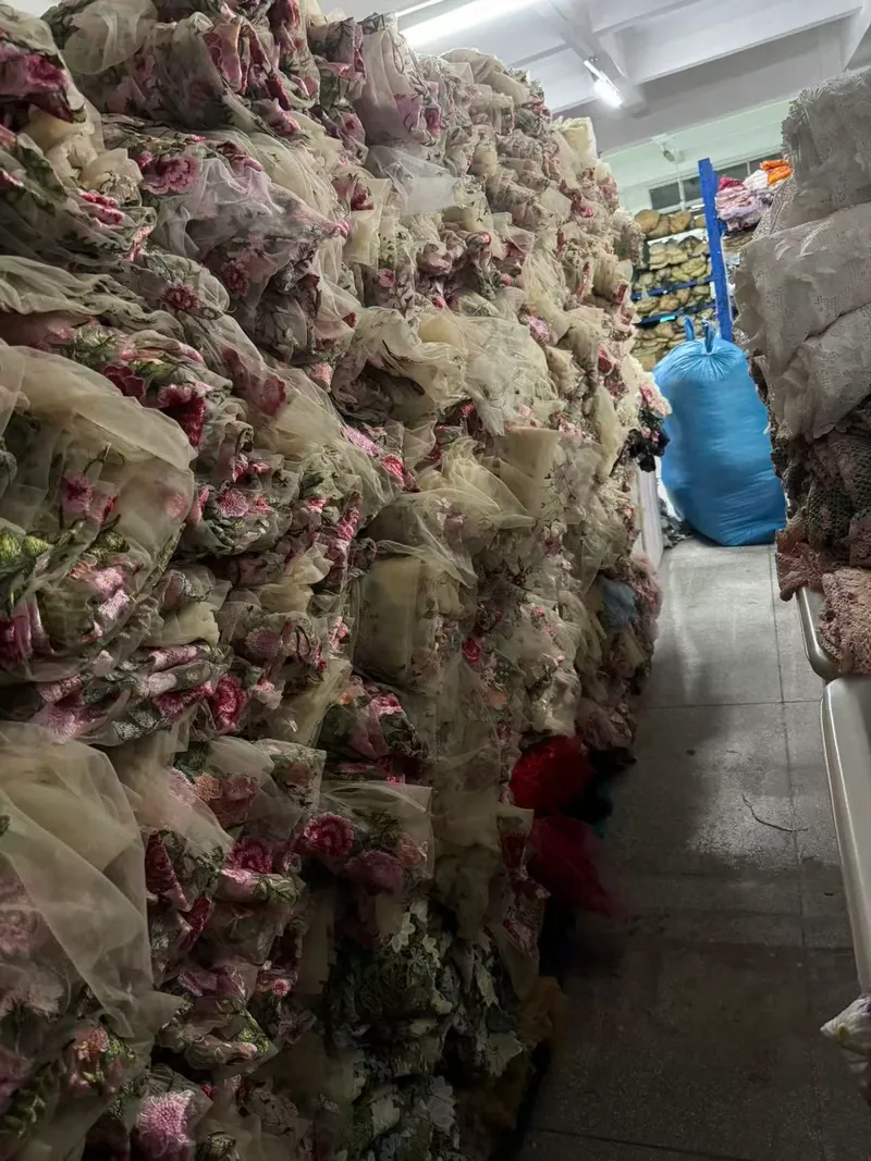 Rolos de tecidos bordados no armazém — 53