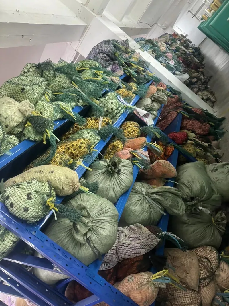 Rolos de tecidos bordados no armazém — 25
