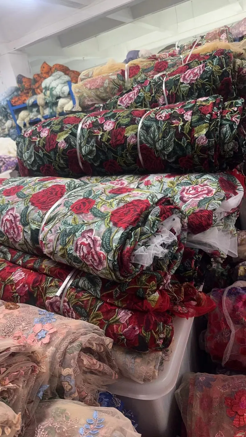 Rolos de tecidos bordados no armazém — 39