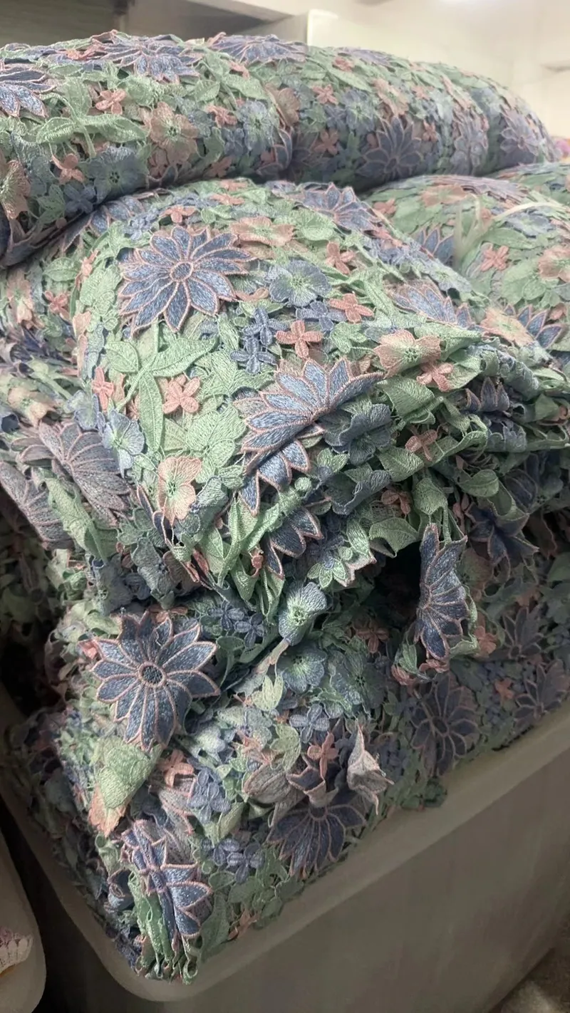 Rolos de tecidos bordados no armazém — 46