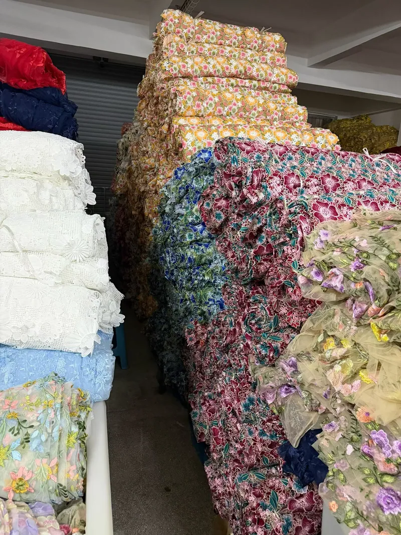 Rolos de tecidos bordados no armazém — 52