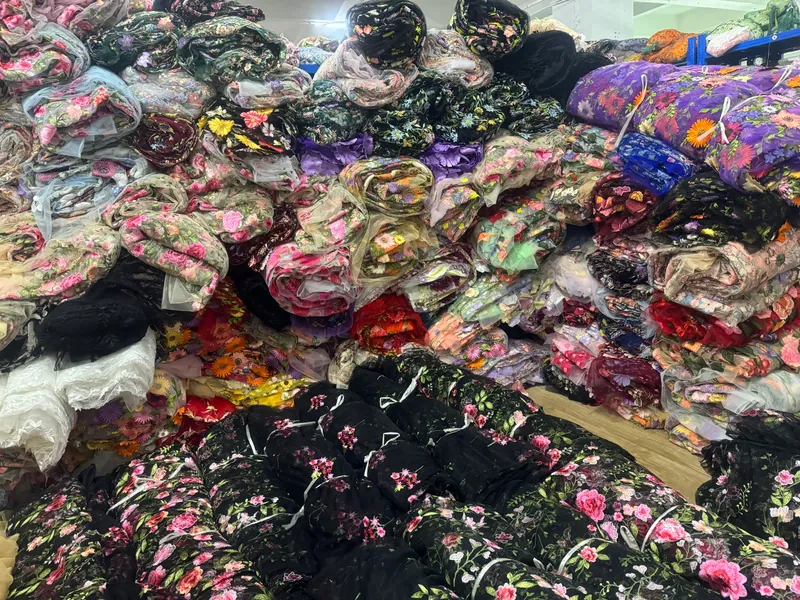 Rolos de tecidos bordados no armazém — 50