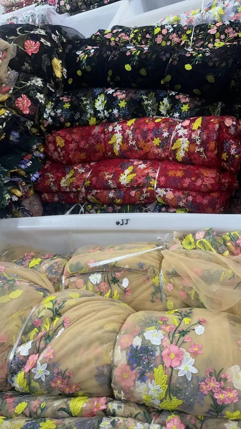 Rolos de tecidos bordados no armazém — 35