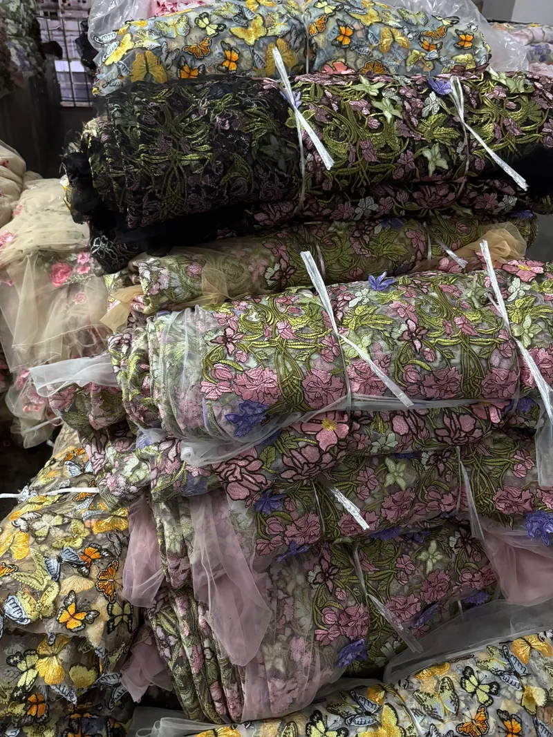 Rolos de tecidos bordados no armazém — 2