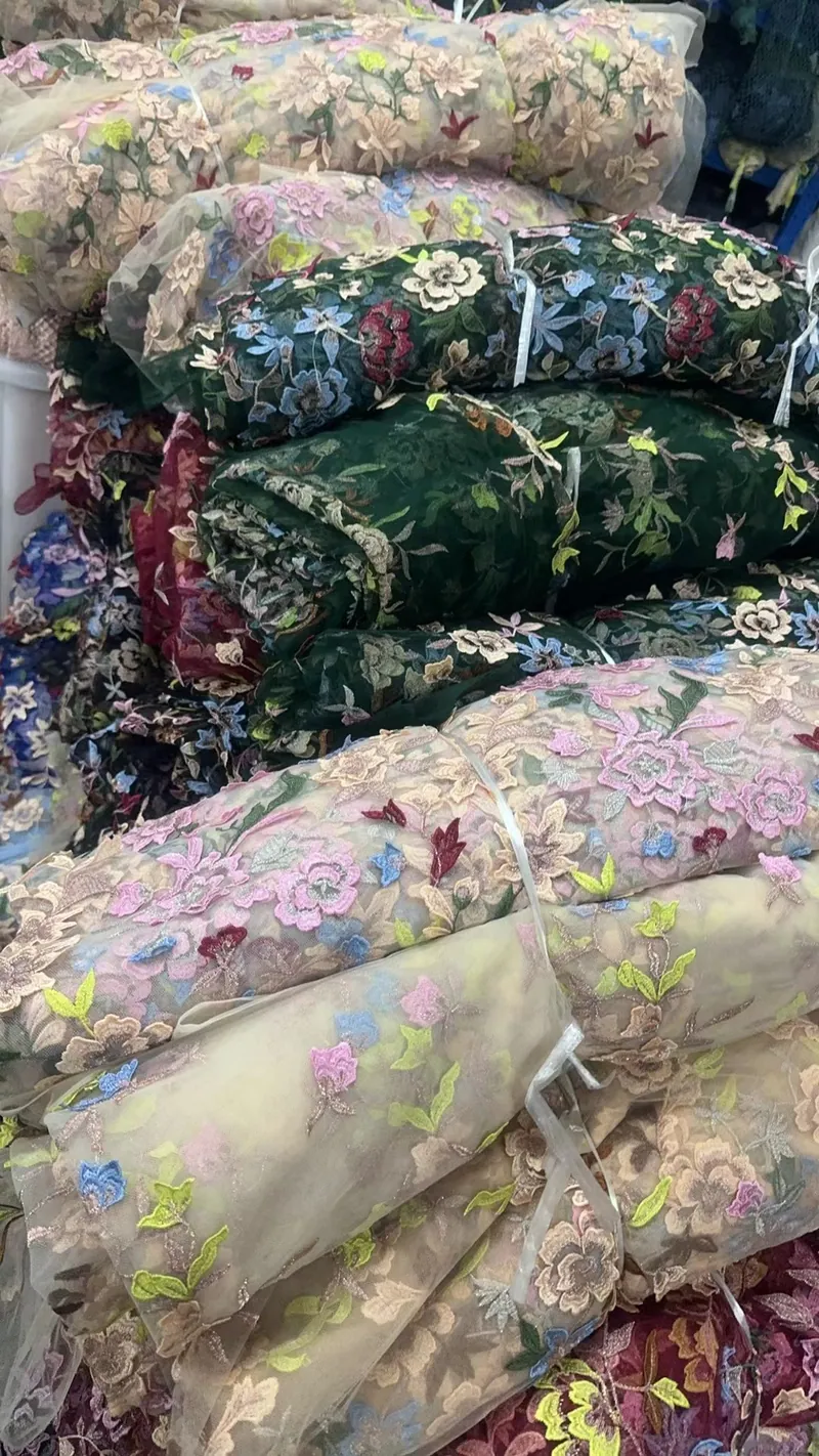 Rolos de tecidos bordados no armazém — 38