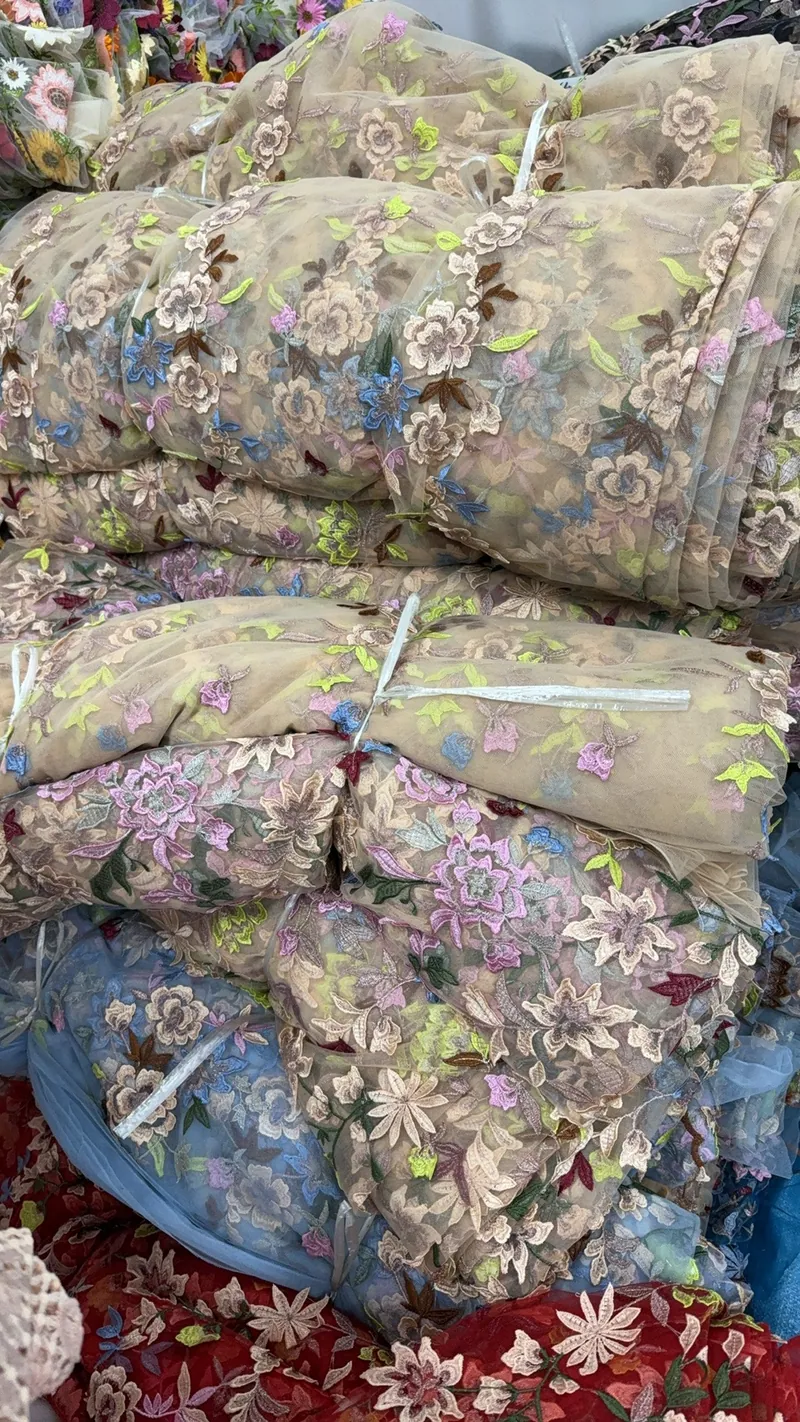 Rolos de tecidos bordados no armazém — 11