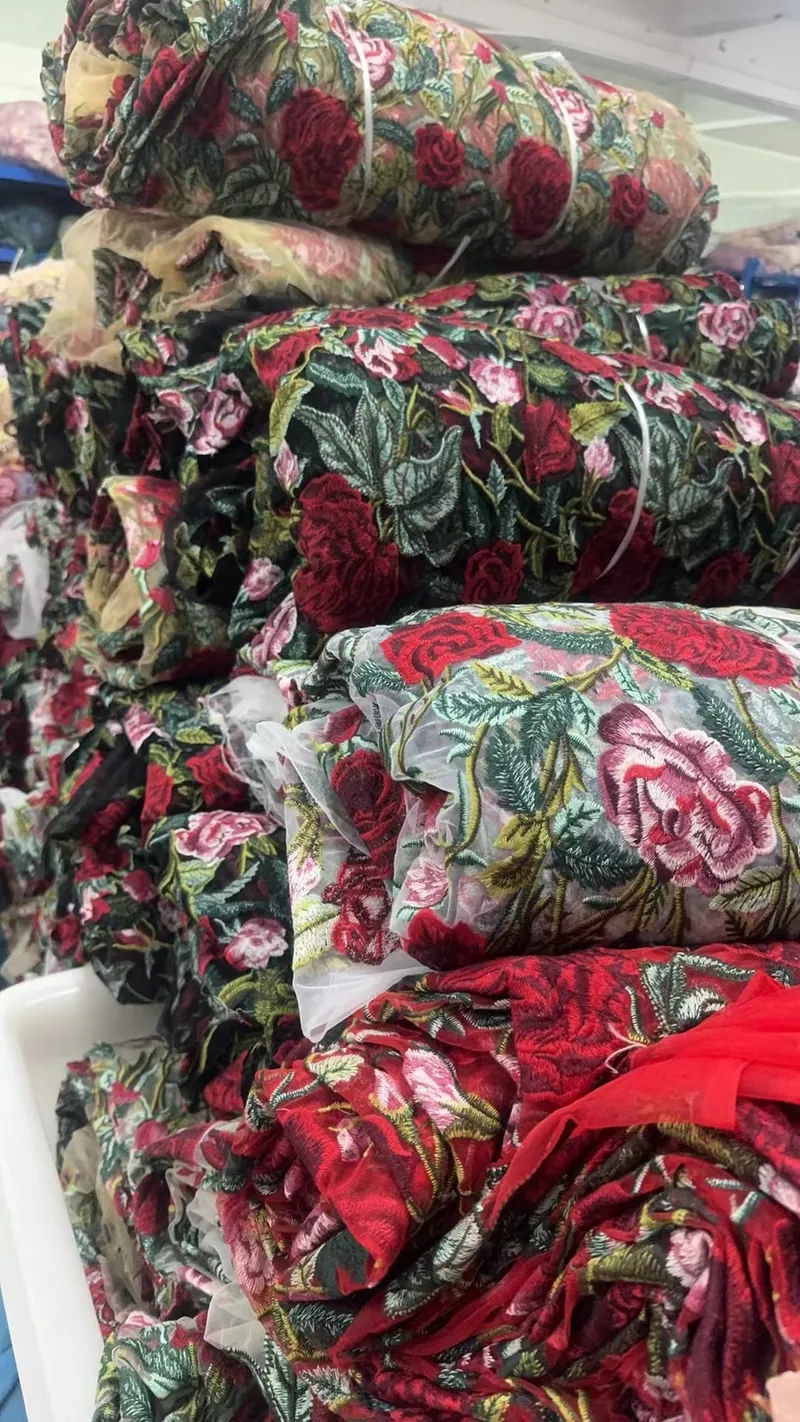 Rolos de tecidos bordados no armazém — 41