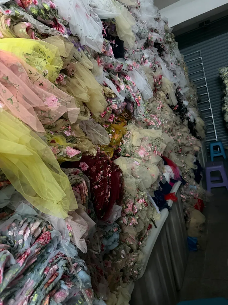 Rolos de tecidos bordados no armazém — 6