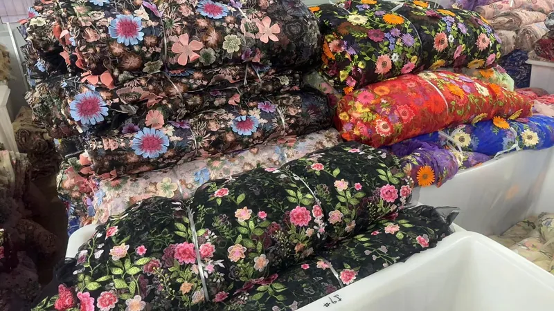 Rolos de tecidos bordados no armazém — 29