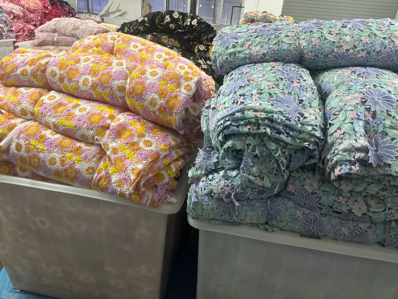 Rolos de tecidos bordados no armazém — 28