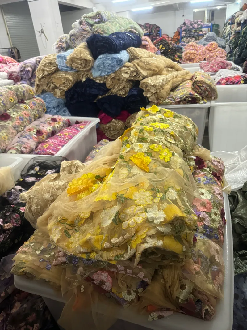 Rolos de tecidos bordados no armazém — 31