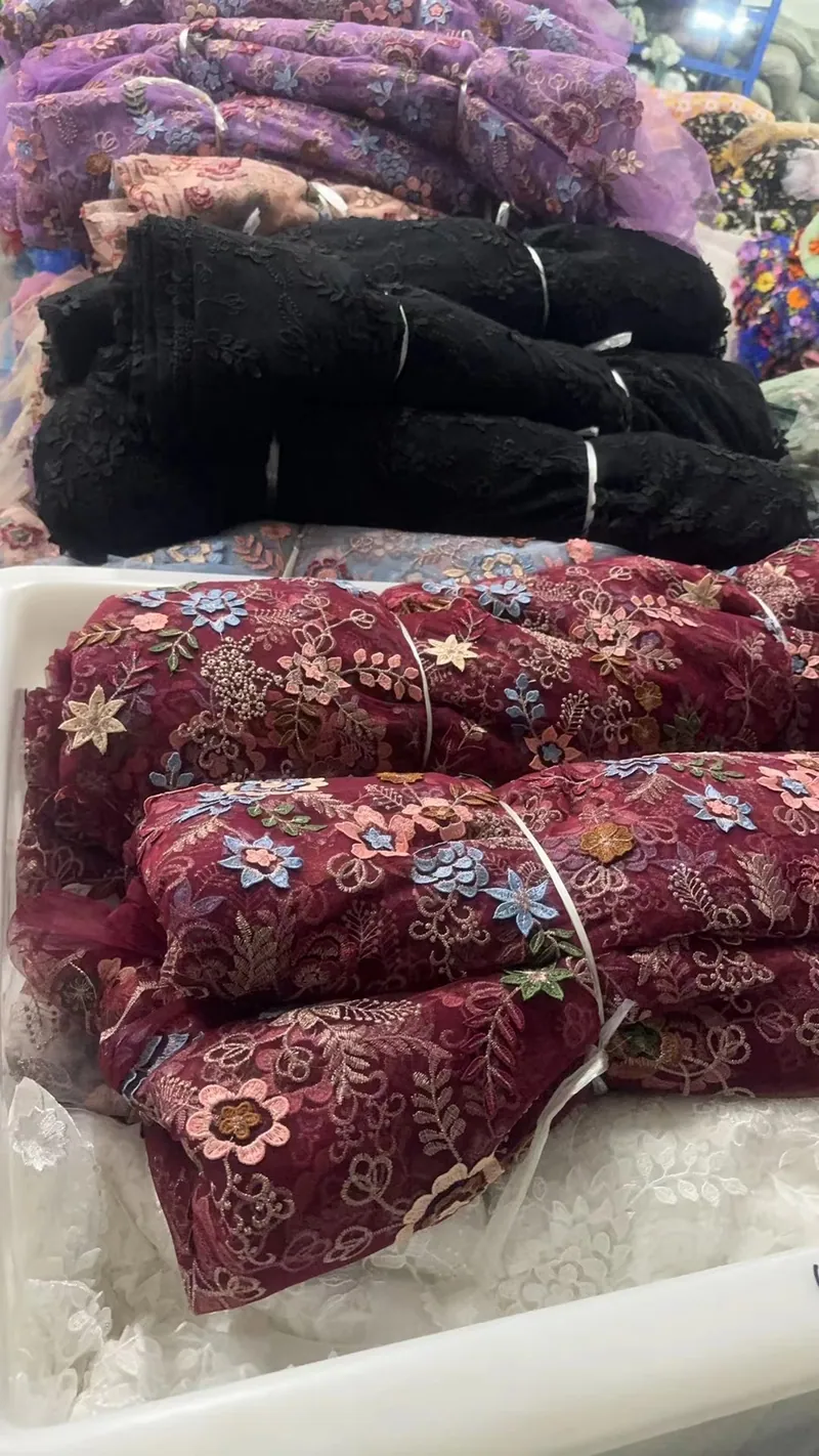 Rolos de tecidos bordados no armazém — 42