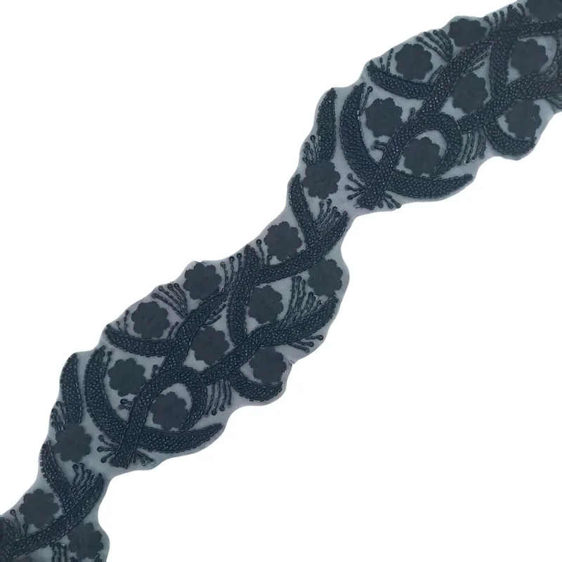 Galão floral com volutas e lantejoulas — Exemplos em preto, branco e dourado