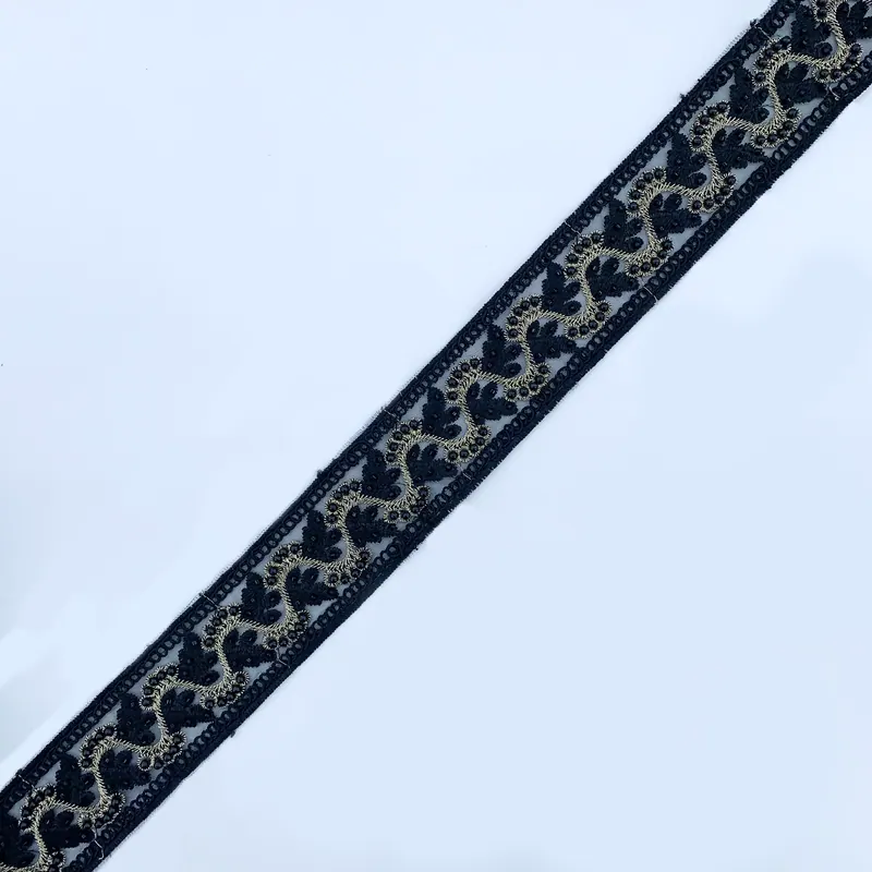 Borda ornamentada em preto e dourado · 28 — Preto e dourado