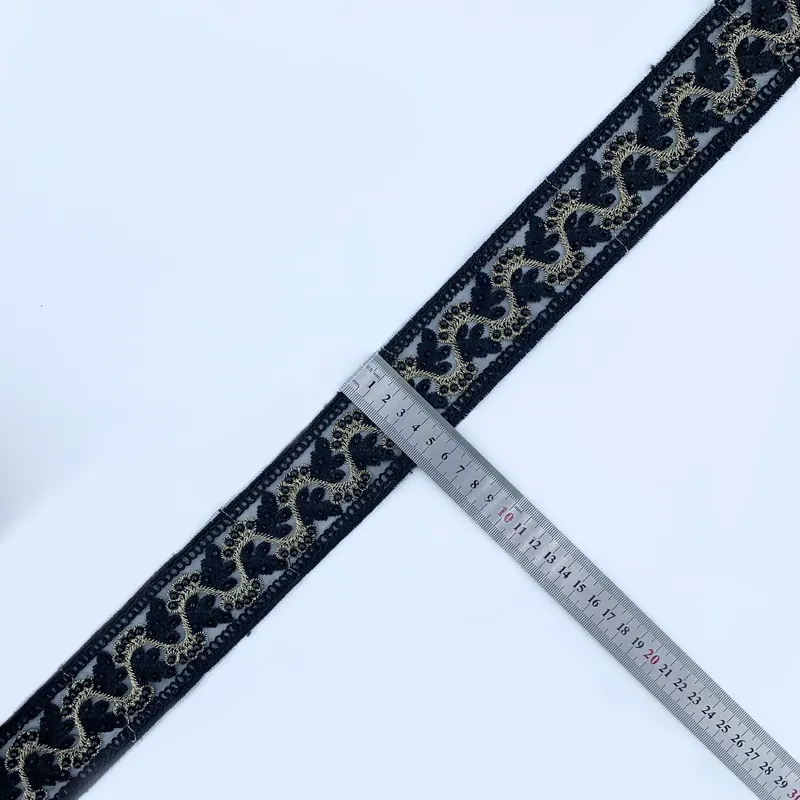Borda ornamentada em preto e dourado · 28 — Preto e dourado