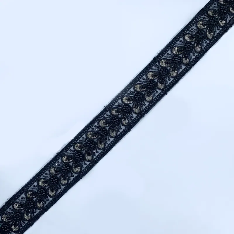 Borda ornamentada em preto e dourado · 30 — Preto e dourado