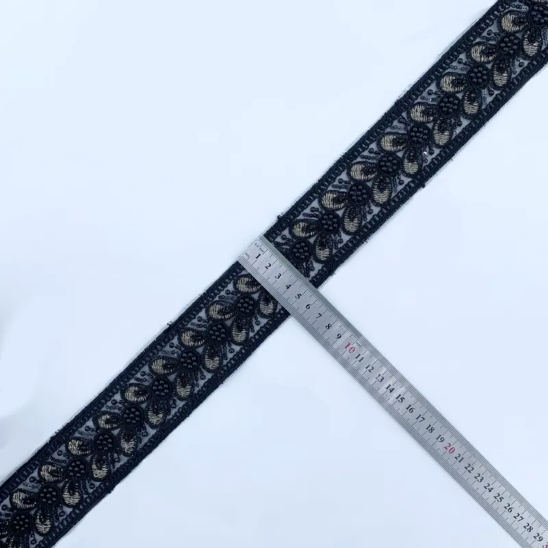 Borda ornamentada em preto e dourado · 30 — Preto e dourado
