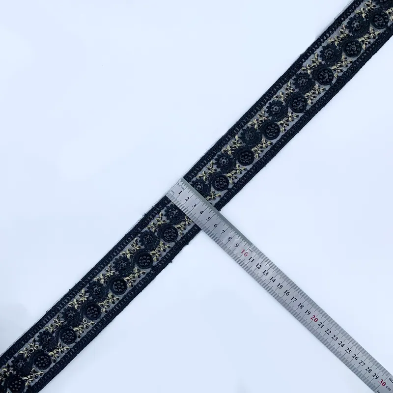 Borda ornamentada em preto e dourado · 31 — Preto e dourado