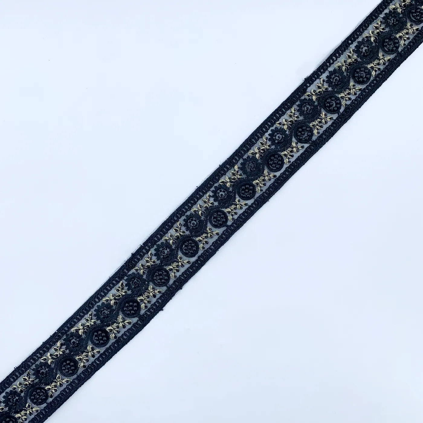 Borda ornamentada em preto e dourado · 31