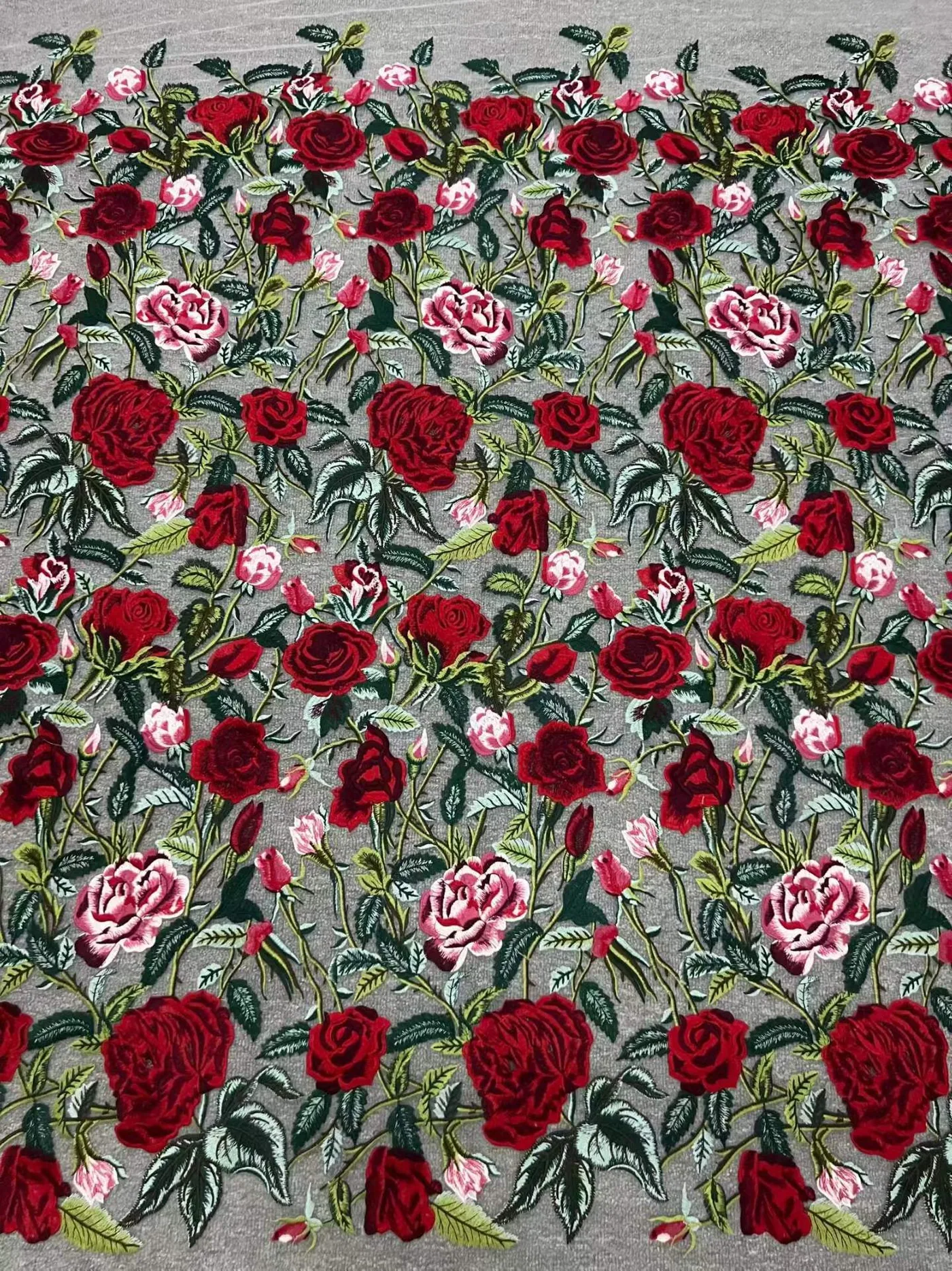 Jardin de roses rouges · tissu brodé — H058