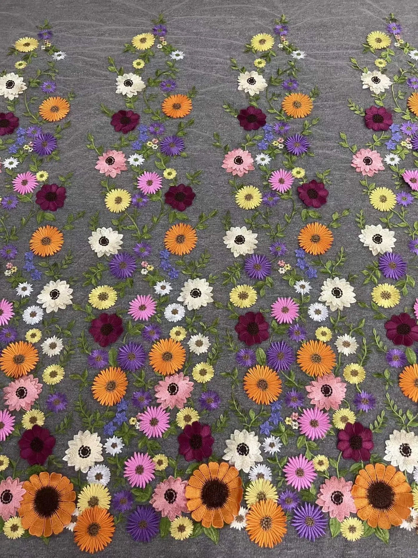 Bordure de marguerites · tissu brodé — H066