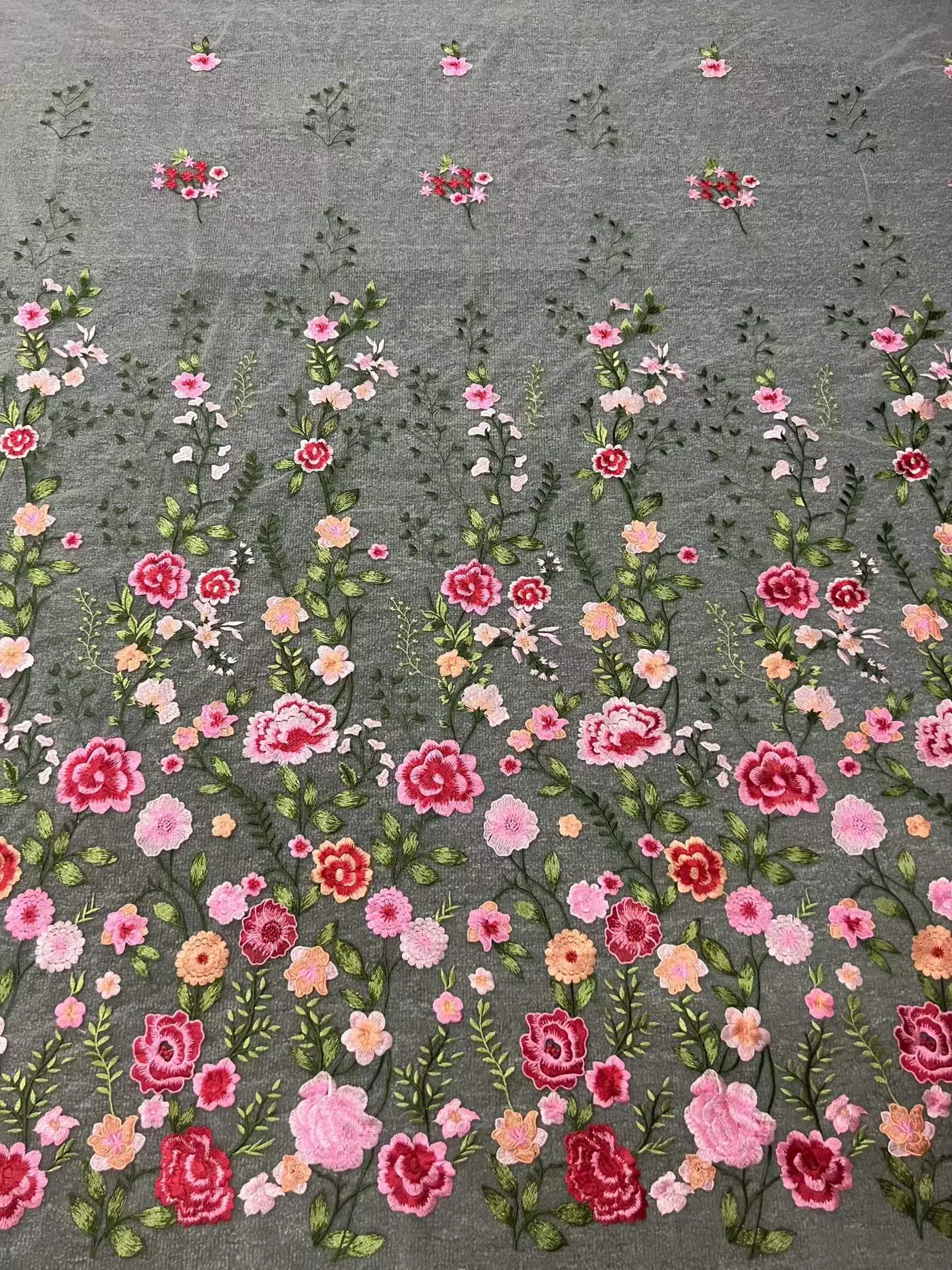 Barra de rosas cor-de-rosa · tecido bordado — H070