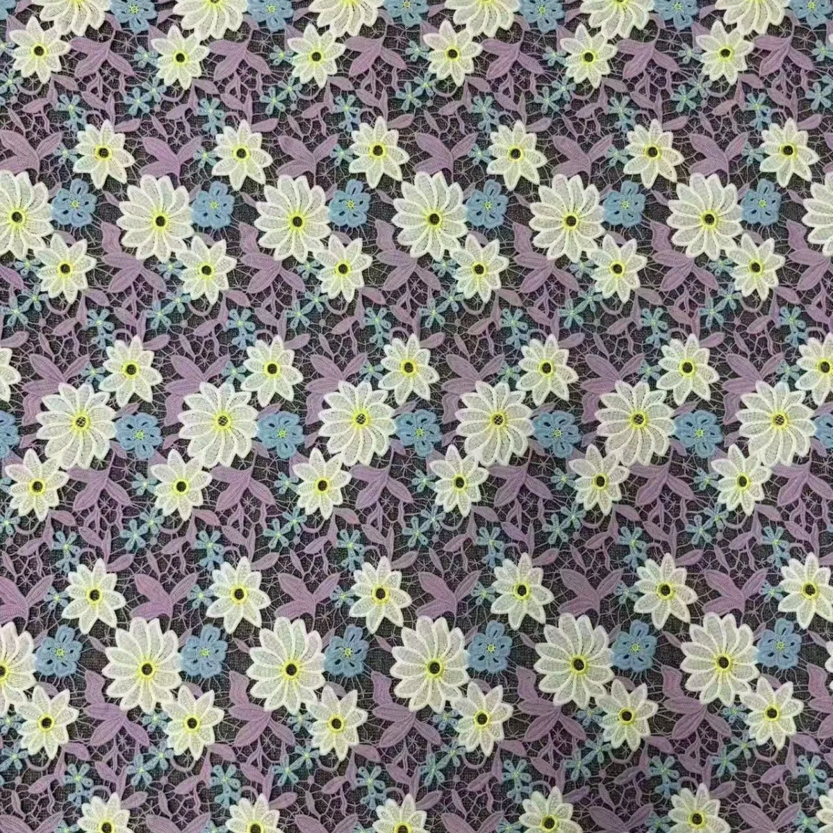 Marguerites étoilées pastel · tissu brodé — H073
