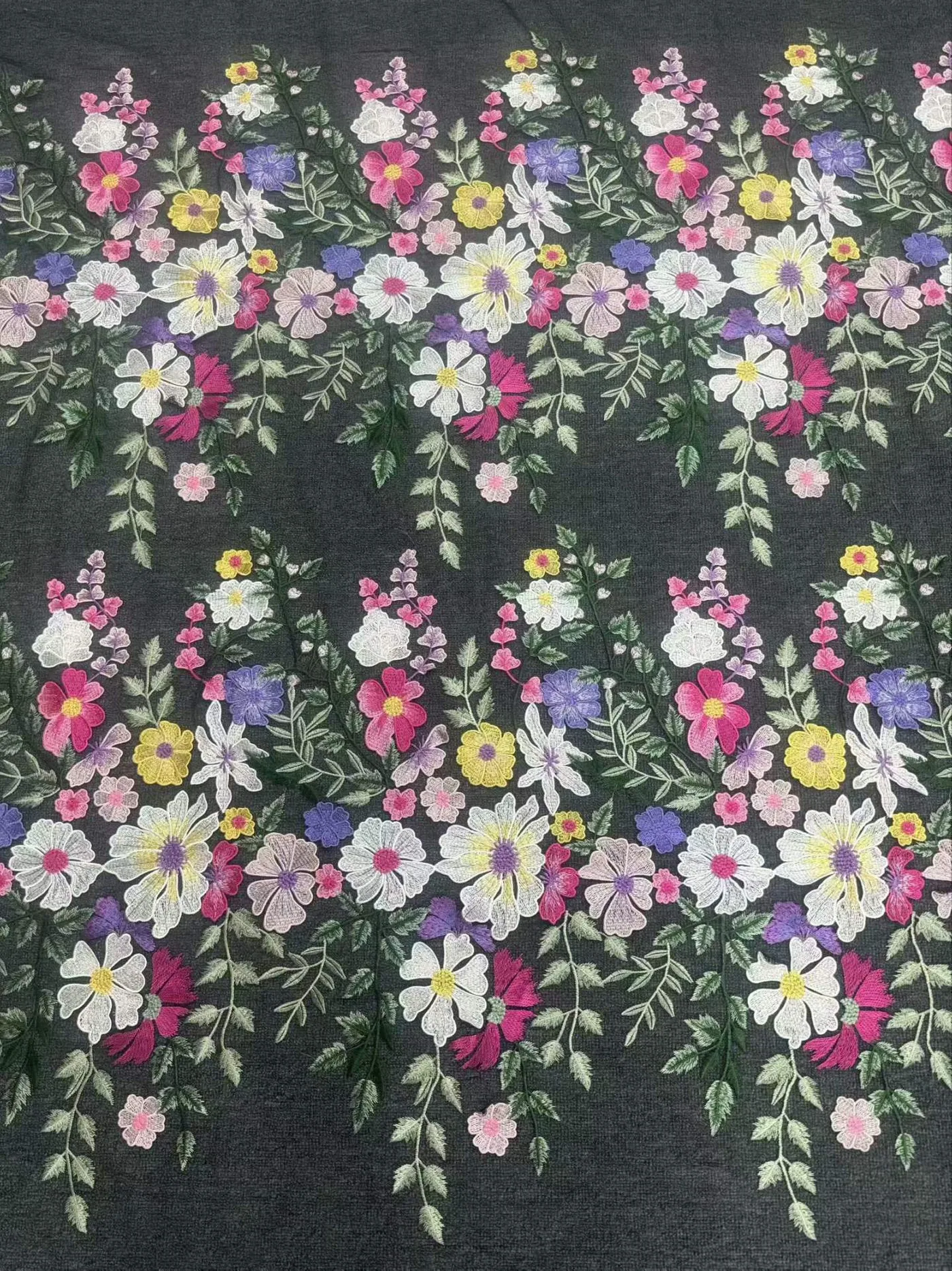 Guirlandas florais pendentes · tecido bordado — H086
