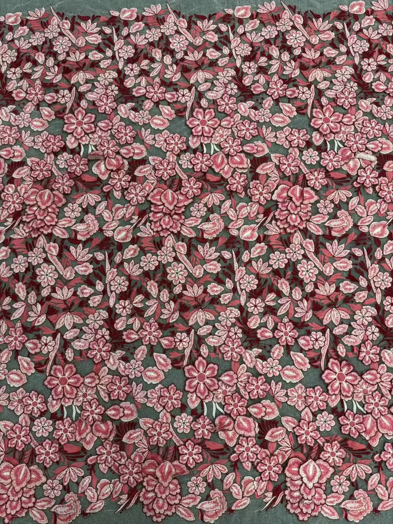 Fleurs roses denses · tissu brodé — H090 — Rose, crème et bordeaux