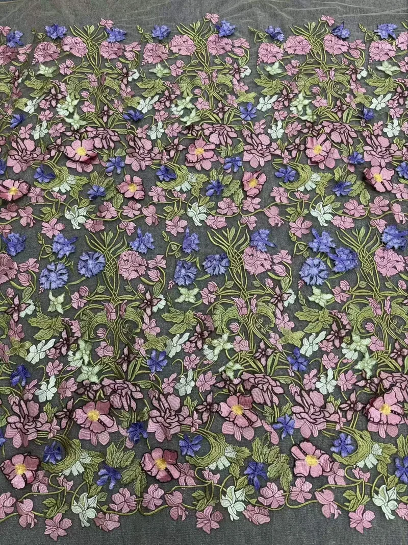 Lianes de jardin lilas · tissu brodé — H093 — Lilas, rose et vert