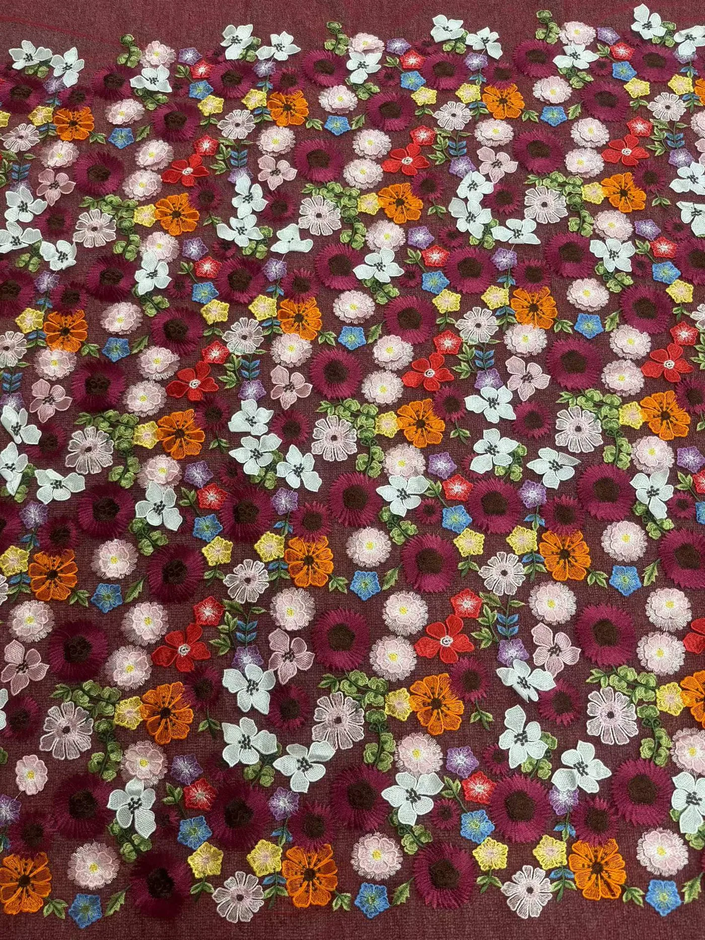 Marguerites multicolores denses · tissu brodé — H097
