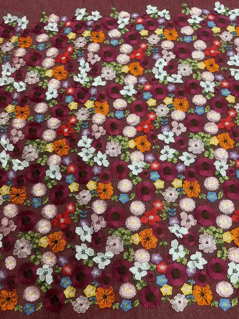 Marguerites multicolores denses · tissu brodé — H097 — Rouge, violet, blanc et jaune