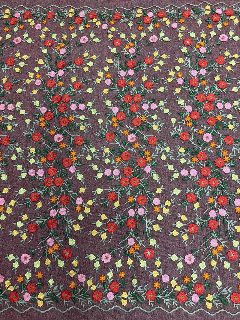 Lianes fleuries sinueuses · tissu brodé — H100 — Rouge, jaune, rose et vert