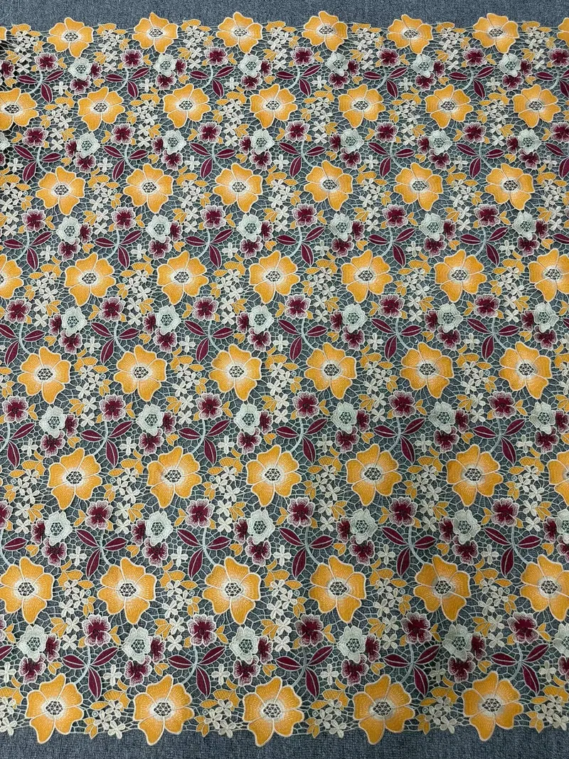 Tapis de marguerites jaunes · tissu brodé — H102 — Jaune, bleu, blanc et bordeaux